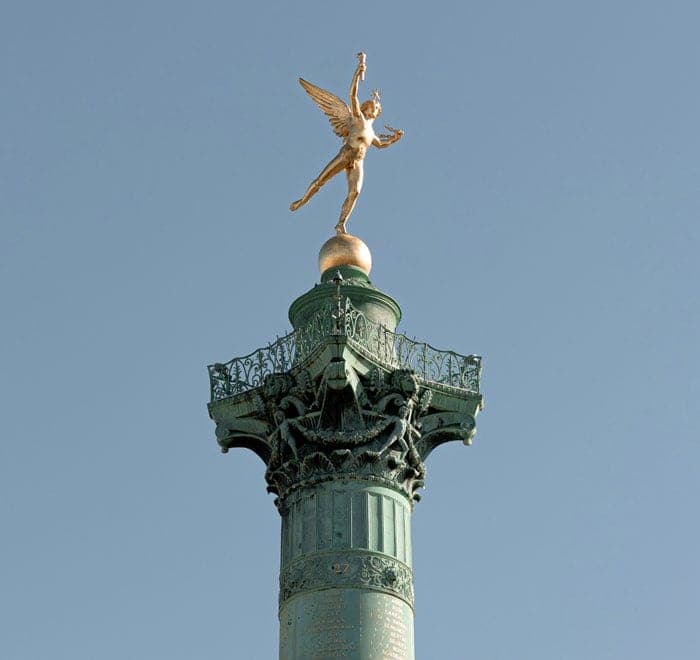 Le Génie de la Liberté au sommet de la colonne de Juillet, place de la Bastille