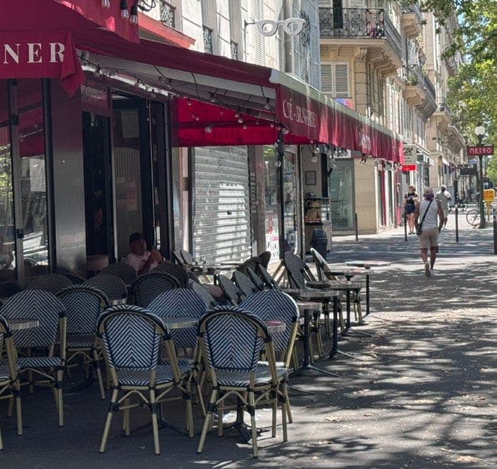 Terrasse de café parisien dans le 11e arrondissement
