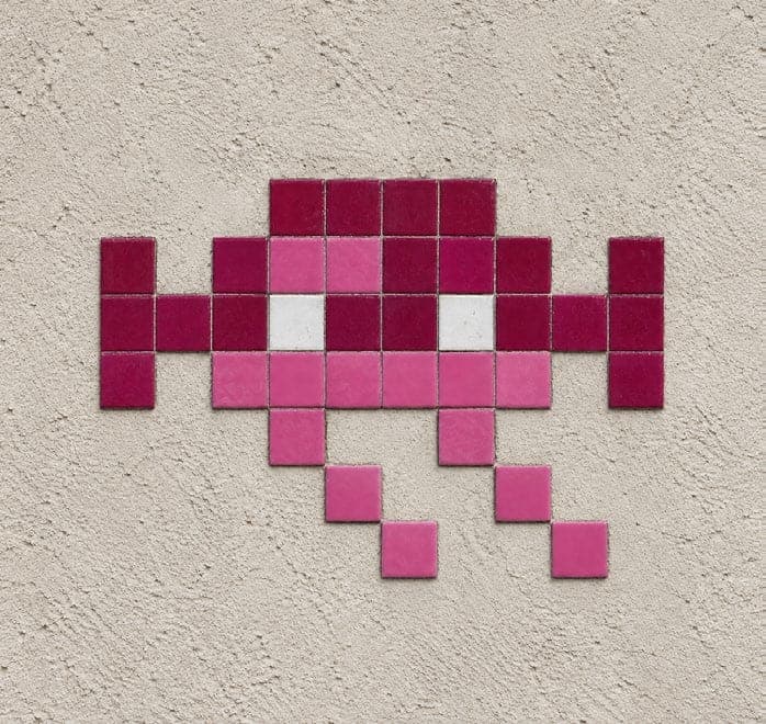 Mosaïque Space Invader sur une façade du quartier